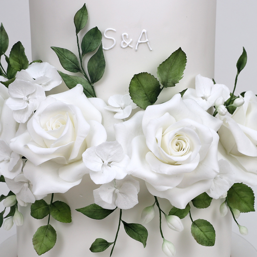 White roses and hydrangeas cake