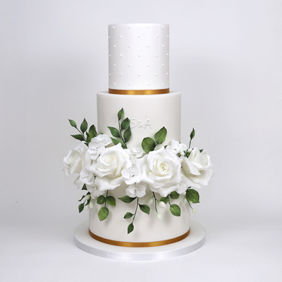 White roses and hydrangeas cake